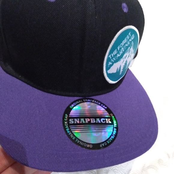 Forest awakening snapback in black and purple. Adjustable back - Picture 7 of 11